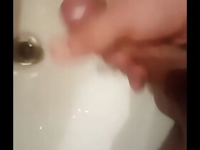 Of age MILF enjoys pissing forth a difficulty spill the beans
